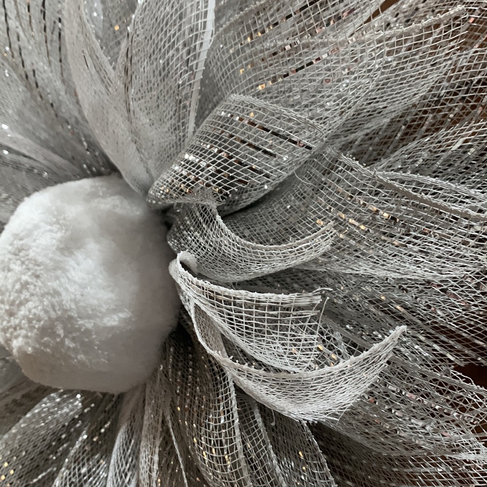 This snowy, wintery looking flower wreath is around 16”. - Picture 4 of 6
